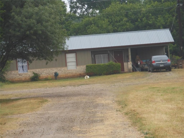 ranch-style house featuring a front yard