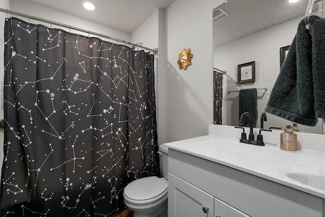 bathroom with curtained shower, visible vents, vanity, and toilet