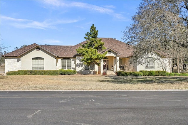 view of front of house featuring a front lawn