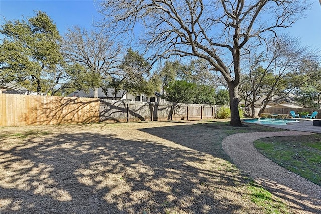 view of yard featuring a fenced in pool