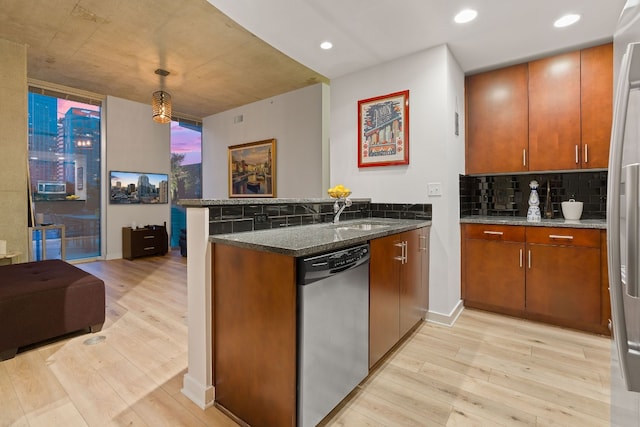 360 Nueces St Unit 914, Austin, TX 78701 - kitchen featuring stainless steel appliances, light wood-style floors, a peninsula, a sink, and recessed lighting