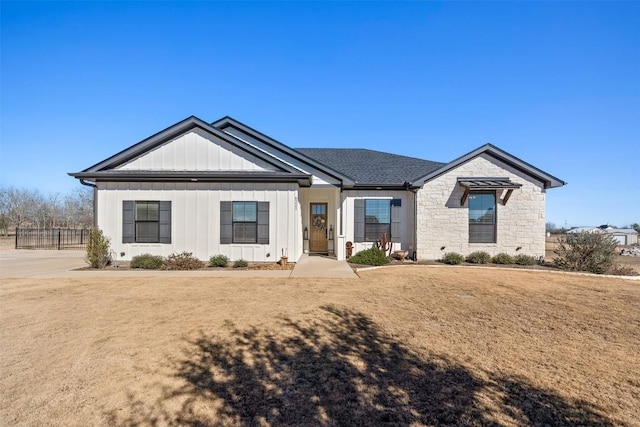 view of front of home featuring a front lawn