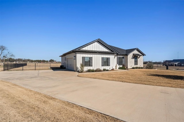 view of front of house featuring a garage and a front yard