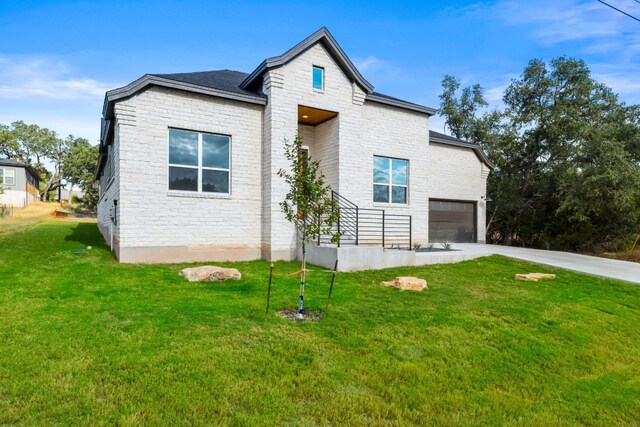 view of front of house featuring a garage and a front yard