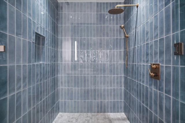 bathroom featuring tiled shower