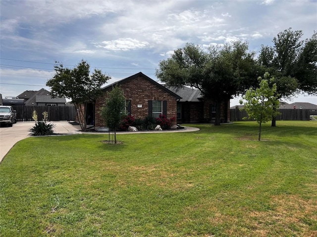 view of front facade featuring a front yard