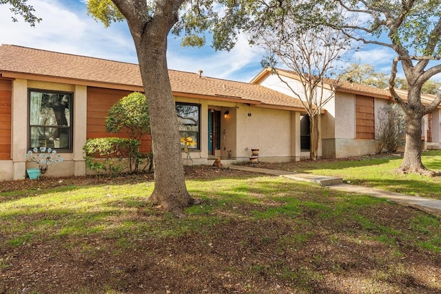 ranch-style home featuring a front lawn