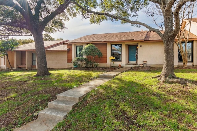 single story home with a front lawn