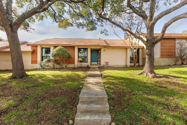 single story home with a front lawn