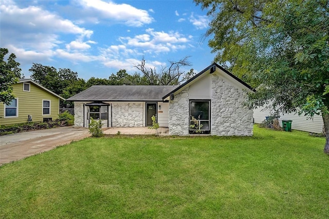 view of front of home featuring a front lawn