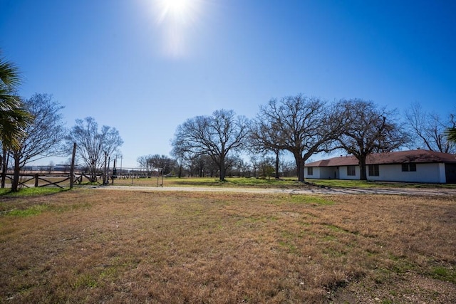 view of yard featuring a rural view