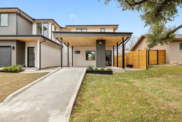 view of front facade featuring a front yard and a carport