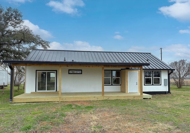 back of house featuring a lawn