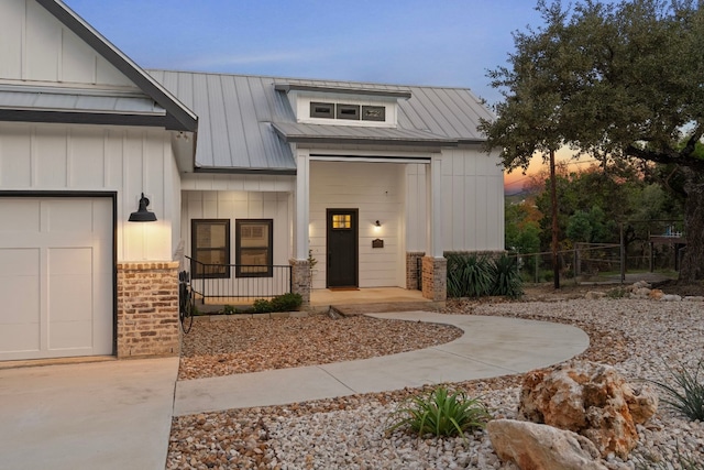 view of front facade featuring a garage and covered porch