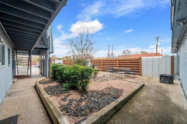 view of yard featuring a patio area