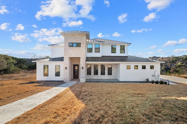 view of front of property featuring a front lawn