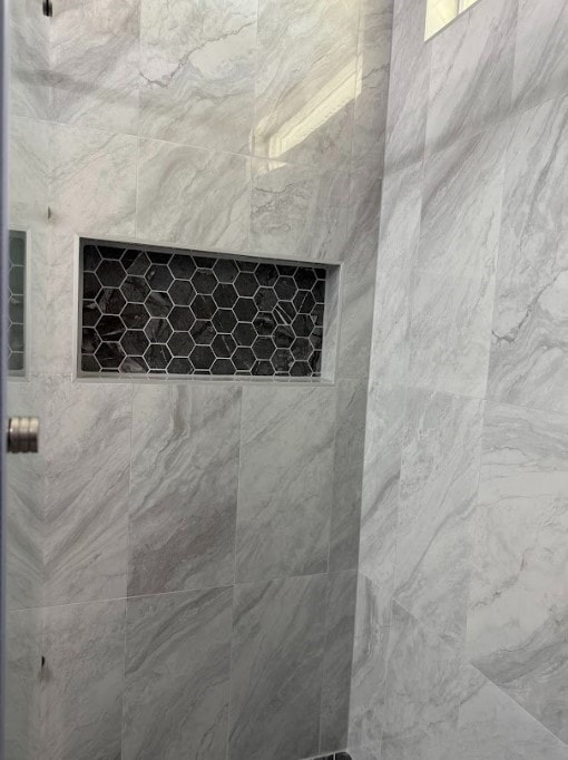 bathroom featuring tiled shower