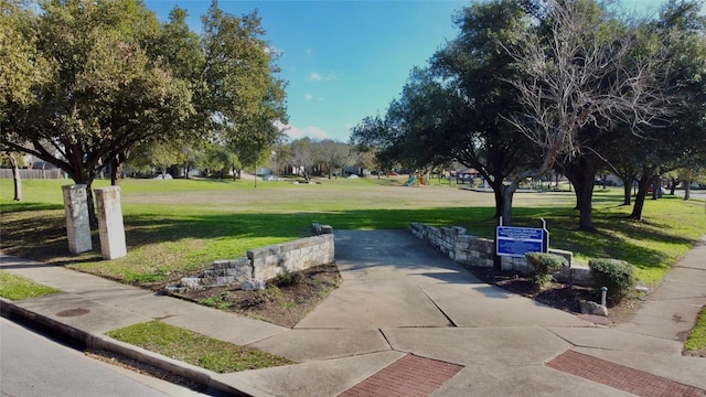 view of property's community featuring a lawn