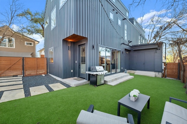 back of house featuring a lawn