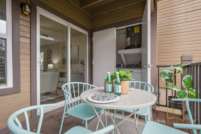 balcony featuring washing machine and dryer