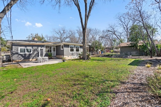 view of yard featuring a patio area