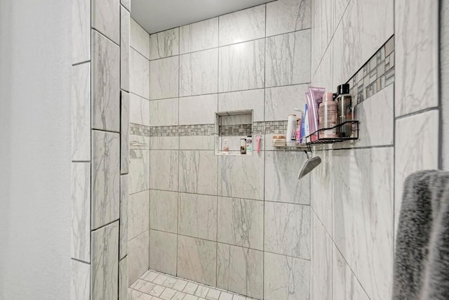 bathroom featuring a tile shower