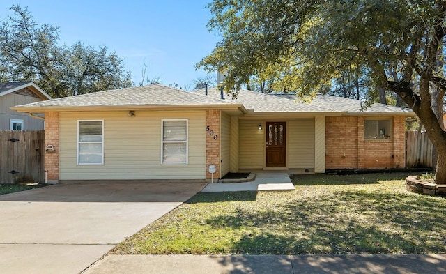 ranch-style house featuring a front yard