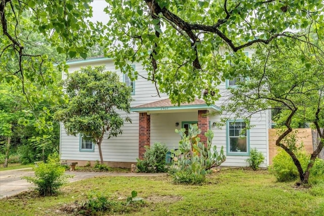 view of front facade featuring a front yard