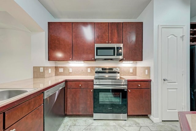 kitchen featuring decorative backsplash, stainless steel appliances, and kitchen peninsula