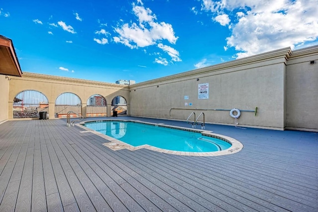 view of swimming pool