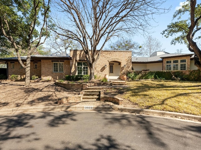 view of front of home featuring a front lawn