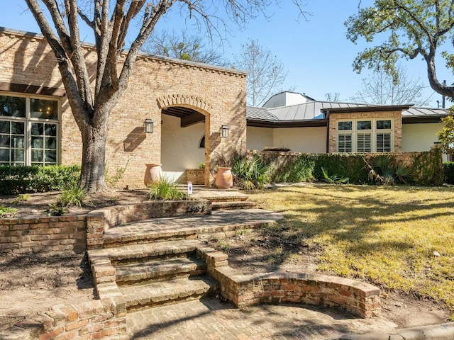 view of front of home with a front yard