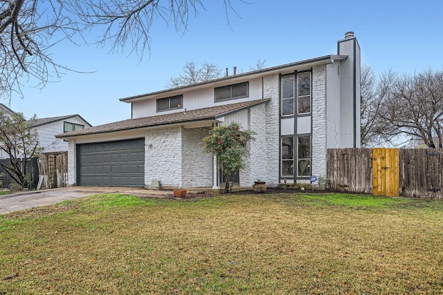 view of front of house featuring a front lawn