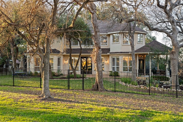 view of front of property featuring a front lawn