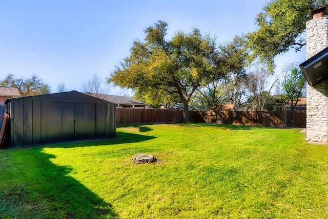 view of yard featuring a storage unit