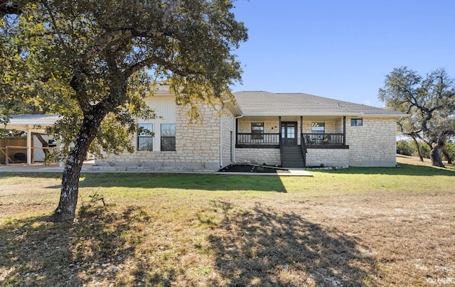 view of front of home featuring a front lawn