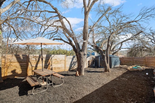 view of yard featuring a storage shed