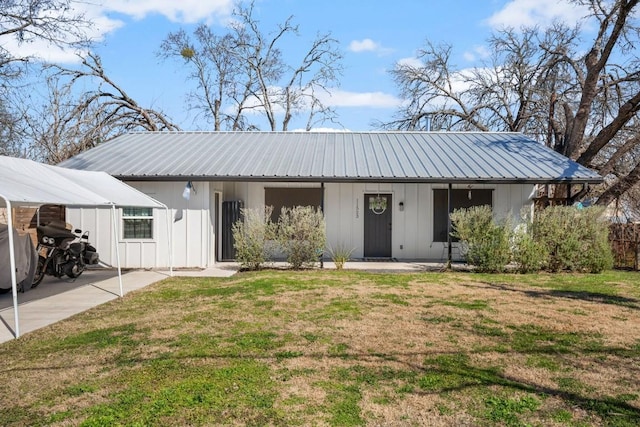 view of front of property featuring a front yard