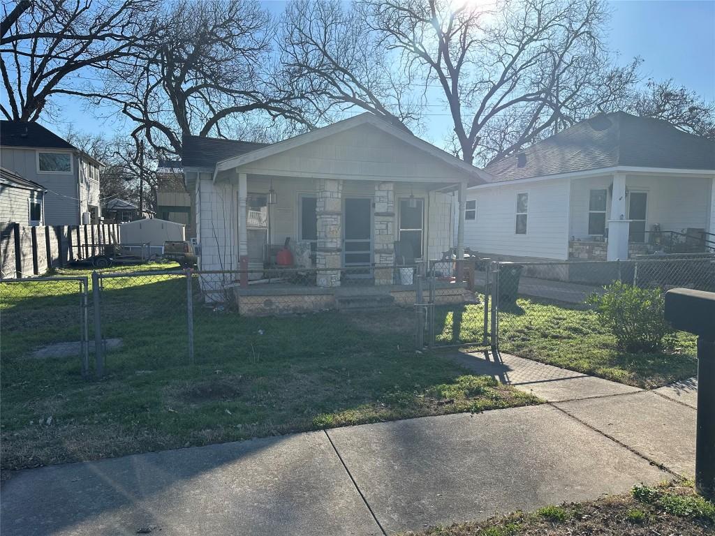 view of front facade featuring covered porch and a front lawn