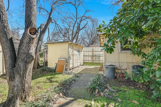 view of yard with a storage unit