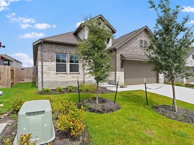 view of front of property featuring a front yard