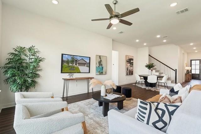 living room with dark wood-type flooring and ceiling fan