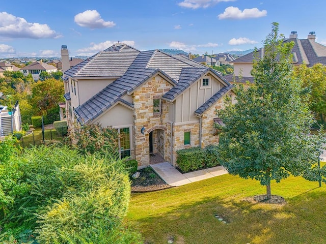 view of front of home featuring a front yard