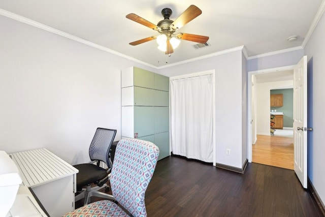 home office with visible vents, baseboards, dark wood-style floors, ceiling fan, and ornamental molding