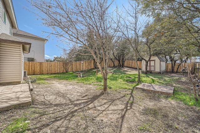 view of yard with a storage unit