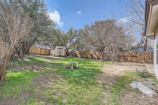 view of yard featuring a storage unit