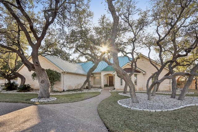 view of front facade with a front yard