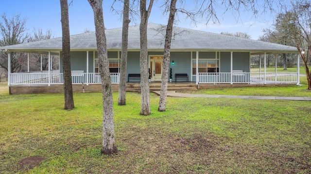 view of front facade featuring a front yard