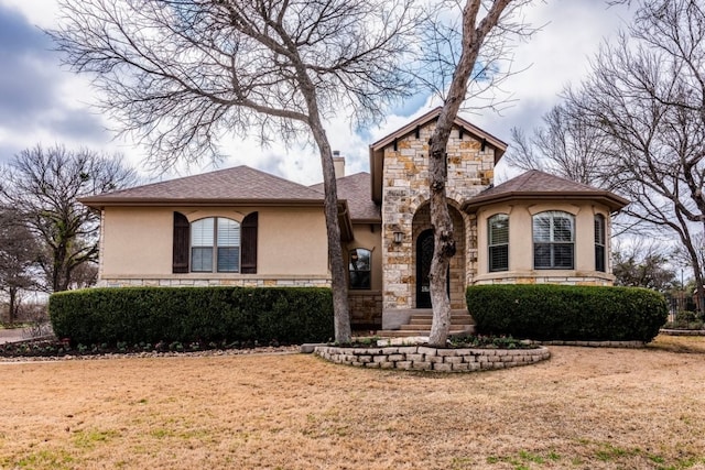 view of front facade with a front lawn