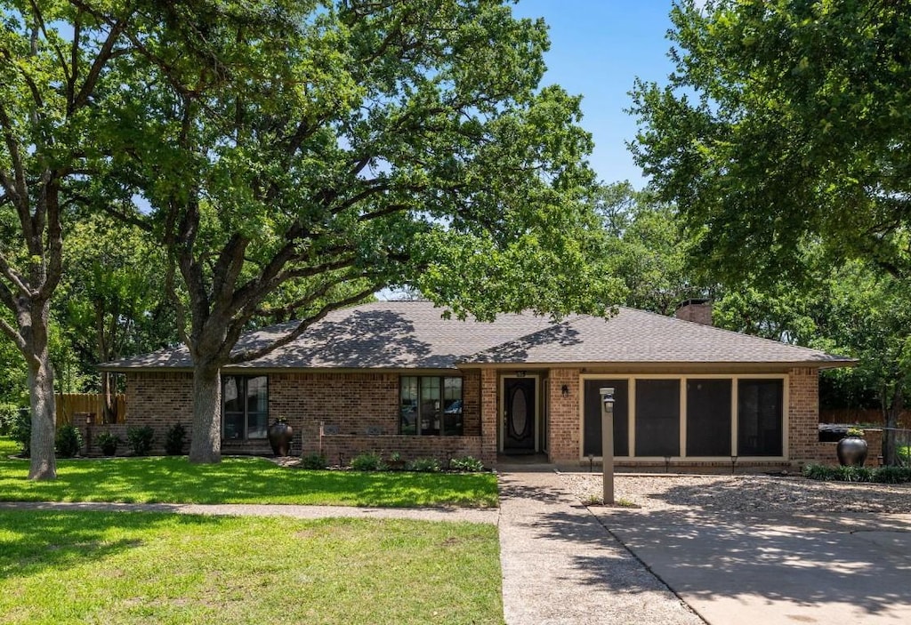 single story home with a front yard